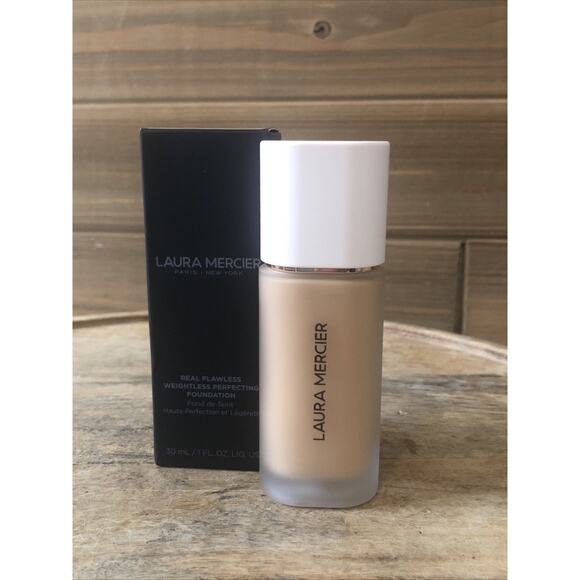 Real Flawless Weightless Perfecting Foundation - 3W1 Dusk by Laura Mercier - 1 o - Picture 1 of 5